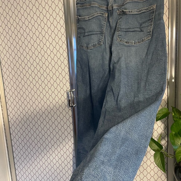 American Eagle Low Rise Baggy Wide Leg Jeans- Women - Picture 4 of 5